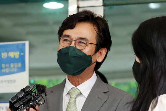 한동훈 법무부 장관의 명예를 훼손한 혐의로 재판에 넘겨진 유시민 전 노무현재단 이사장이 7일 선고 공판을 마치고 나와 취재진의 질문에 답하고 있다. 연합뉴스