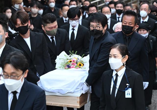 10일 오전 서울 종로구 서울대학교 장례식장에서 열린 故송해 발인식에서 방송인 유재석, 강호동, 조세호, 최양락, 양상국이 운구를 하고 있다.1927년 황해도 재령군에서 태어난 송해는 1955년 창공악극단을 통해 연예게에 데뷔, 1988년부터 2022년까지 34년 동안 ‘전국노래자랑’ MC를 맡아 전국을 누볐다. 공동취재 2022.06.10
