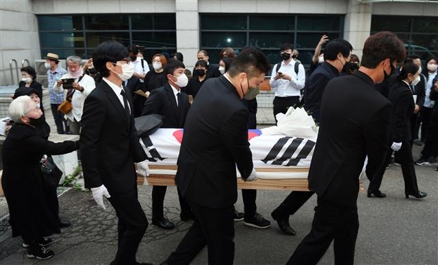 10일 오전 서울 종로구 서울대학교 장례식장에서 열린 故송해 발인식에서 방송인 유재석, 강호동, 조세호, 최양락, 양상국이 운구를 하고 있다.1927년 황해도 재령군에서 태어난 송해는 1955년 창공악극단을 통해 연예게에 데뷔, 1988년부터 2022년까지 34년 동안 ‘전국노래자랑’ MC를 맡아 전국을 누볐다. 공동취재 2022.06.10