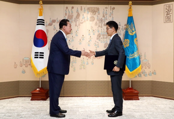 윤석열(왼쪽) 대통령이 14일 오전 서울 용산 대통령실 청사에서 김창기 신임 국세청장에게 임명장을 수여한 뒤 악수하고 있다. 사진=대통령실통신사진기자단