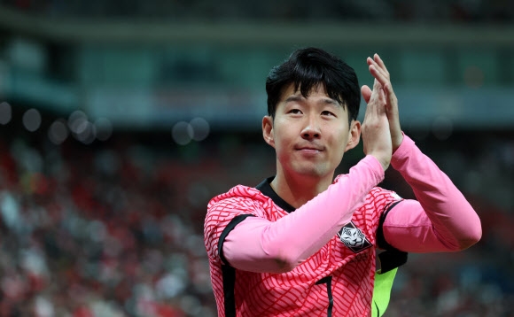 14일 서울 마포구 서울월드컵경기장에서 열린 남자 축구 국가대표팀 친선경기 한국 대 이집트 경기에서 4-1로 승리한 대한민국의 손흥민이 경기 종료 후 관중들에게 인사하고 있다. 2022.6.14 연합뉴스