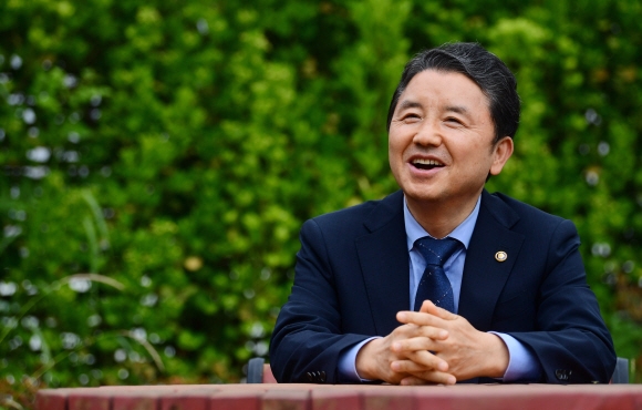 남성현 산림청장은 지난 9일 서울 여의도 산림비전센터에서 “산림은 경제·환경·사회문화적 기능을 다 갖고 있는 만큼 앞으로 산림의 산소 흡수 기능에만 초점을 맞춘 문재인 정부의 탄소중립 정책의 기조에는 변화가 불가피하다”고 강조했다. 정연호 기자