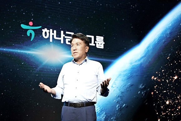 비전 선포식 발표자로 나선 함영주 하나금융그룹 회장이 새로운 비전과 방향에 대해 그룹 임직원들과 공유하는 시간을 갖고 있다. 하나금융그룹 제공