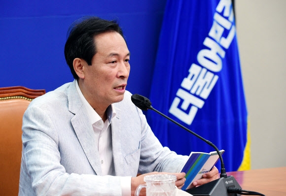 우상호 더불어민주당 비상대책위원장이 19일 국회에서 검찰의 ‘산업부 블랙리스트’ 수사 등을 지난 정부에 대한 ‘정치 보복’으로 규정하는 기자간담회를 갖고 있다. 공동취재사진