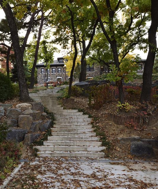 나무 사이 ‘시인의 길’을 따라가다 보면 기념관을 만날 수 있다. 김용관 작가 제공