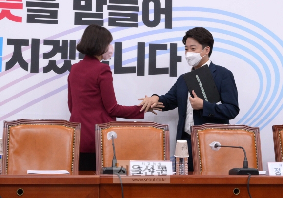 배현진 악수 거절한 李