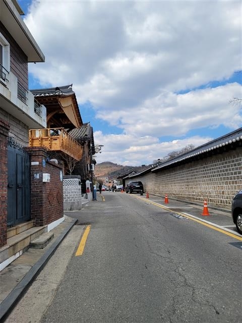 강원 인제에서 태어난 박인환이 어린 시절 상경해 살았던 원서동 집터를 향하는 창덕궁길.
