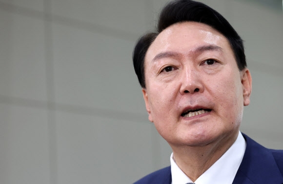 답변하는 윤석열 대통령
