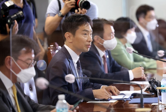 이복현(왼쪽에서 2번째) 금융감독원장이 지난 20일 오전 중구 은행회관에서 열린 은행장들과의 간담회에서 발언을 하고 있다. 연합뉴스