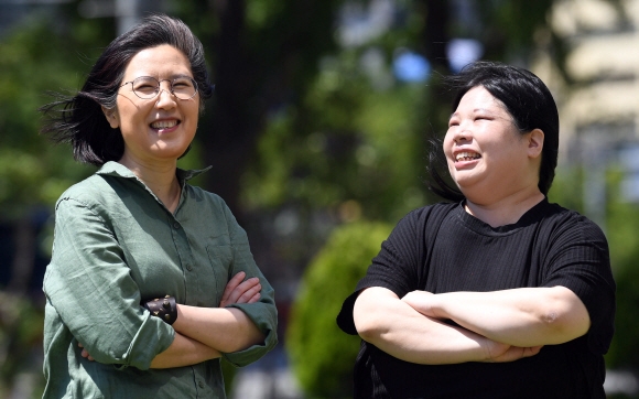 책 ‘누가 선택을 강요하는가?’ 저자 고동연(왼쪽부터), 고윤정 작가가 서울신문과 인터뷰하며 활짝 웃고 있다. 박윤슬 기자