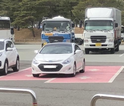 한 운전자가 여성 우선 주차 구역 4곳을 차지한 사진. 보배드림 캡처