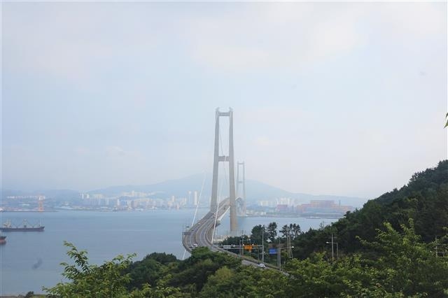 광양과 여수를 잇는 이순신대교 너머로 광양신시가지와 포스코 광양제철소가 아스라이 보인다. 여수에는 전라좌수영이 있었다. 서동철 논설위원