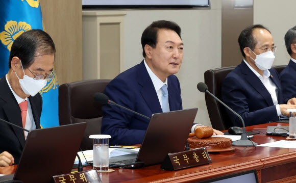 윤석열 대통령이 5일 용산 대통령실에서 열린 국무회의에서 탈원전을 공식화 한 ’새정부 에너지 정책 방향‘을 심의·의결했다. 연합뉴스