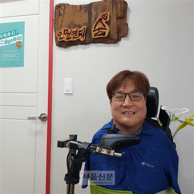 지난 7일 충북 청주시 인권연대 숨 사무실에서 만난 이구원씨는 “인권 분야에서 다른 활동가들과 함께할 수 있는 만큼 세상을 바꿀 수 있도록 노력하고 싶다”고 말하면서 환히 웃고 있다. 박록삼 논설위원