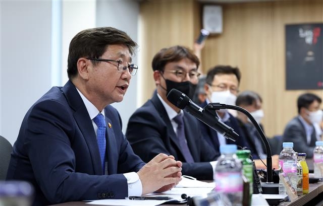 박보균(왼쪽) 문화체육관광부 장관이 지난 1일 서울 강남구 한국게임산업협회에서 열린 간담회에 참석해 국내 게임업계 관계자들과 만나 “게임은 질병이 아니다”라고 밝혔다. 문화체육관광부 제공