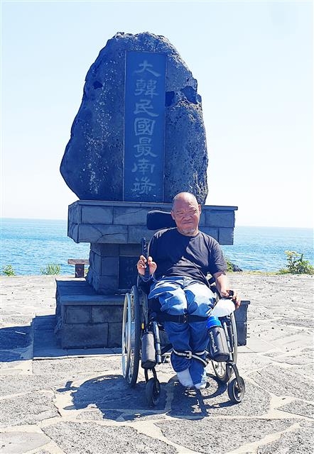 어렵게 ‘대한민국 최남단’에 도착한 규식씨가 기념비 앞에서 기념 사진을 찍고 있다.