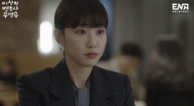 담담하면서도 진솔한 영우의 진심에 눈물을 보이는 수연. ENA 채널 ‘이상한 변호사 우영우’ 방송화면 캡처