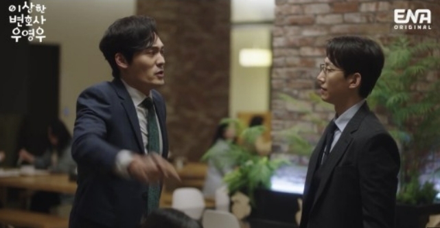 정명석 변호사가 신입들 앞에서 동료 파트너 변호사에게 질타를 받는 장면. ENA채널 ‘이상한 변호사 우영우’ 방송화면 캡처