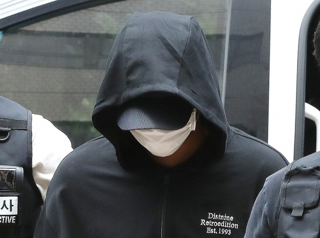 인하대 캠퍼스 안에서 동급생을 성폭행하다 추락해 숨지게 한 20대 남성 A씨가 17일 오후 구속 전 피의자 심문(영장실질심사)을 받기 위해 인천시 미추홀구 인천지방법원으로 들어서고 있다. 2022.07.17 뉴스1