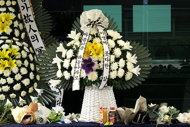인하대학교 캠퍼스에서 피를 흘리며 쓰러진 채 발견된 20대 학생이 사망한 사건과 관련 17일 오후 학생이 발견된 현장인 인천 미추홀구 인하대학교 한 건물 앞에 추모공간이 마련돼 있다. 2022.07.17 뉴시스