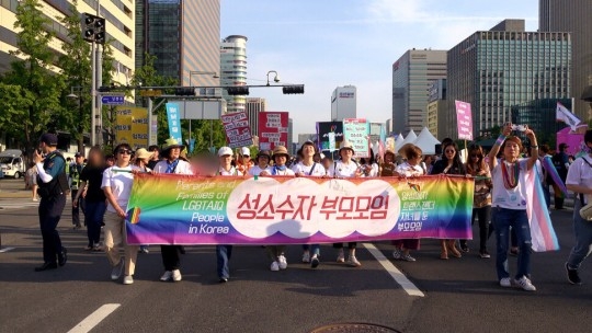 2명의 성소수자와 부모(비비안, 나비)의 이야기를 다룬 다큐멘터리 ‘너에게 가는 길’의 한 장면. 현재 넷플릭스 등에서 볼 수 있다. 엣나인필름 제공