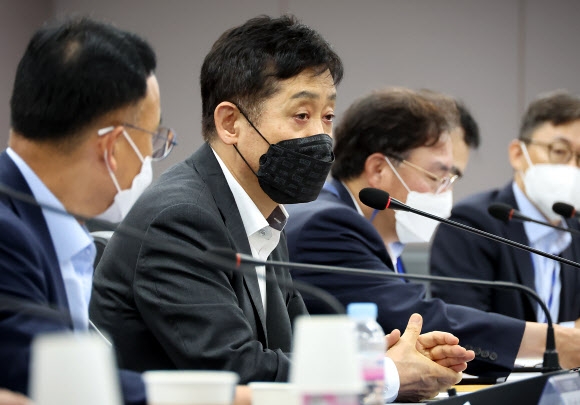 김주현 금융위원장이 25일 오전 정부서울청사에서 열린 경제·금융시장 전문가 간담회를 주재하고 있다. 연합뉴스