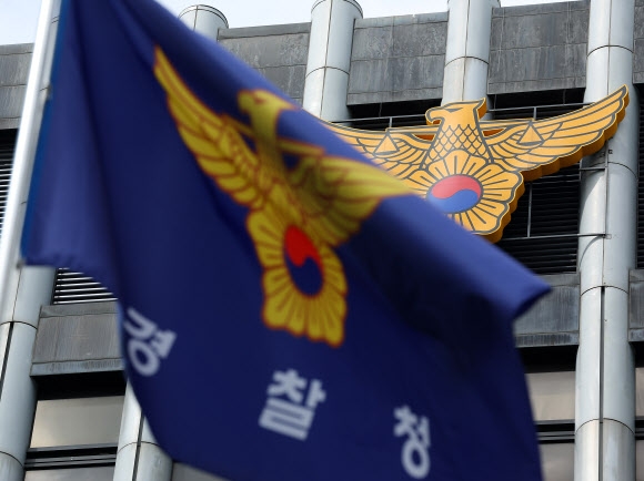행정안전부내 경찰국 신설에 반대하는 전국서장회의 후폭풍이 거세다. 경찰의 추가적인 집단행동이 예고된 가운데 정부의 엄단 의지도 뚜렷해 대규모 충돌이 우려된다. 연합뉴스
