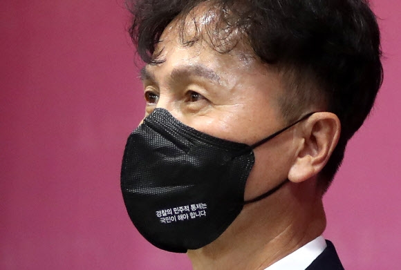 류삼영 총경 마스크에 적힌 경찰국 반대 문구