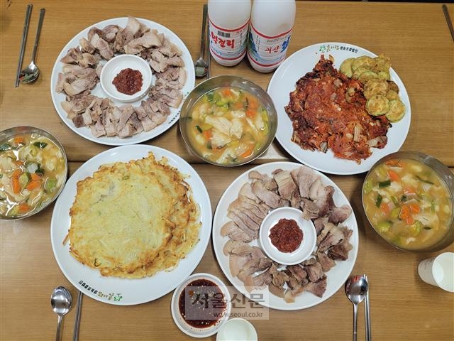 충북 괴산군 감물면으로 농촌봉사활동(농활)을 떠난 동덕여대 학생들이 지난 16일 농활 마지막 날 밤을 맞아 저녁 식사로 수육과 감자 수제비, 감자전·김치전·애호박전, 괴산 막걸리 등을 준비했다.