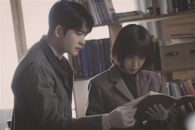 감성에 기댄 영화 ‘말아톤’에 비해 장애인을 다소 특이한 사람으로 그린 드라마 ‘이상한 변호사 우영우’는 진일보했다는 평가를 받는다. 그럼에도 비현실적인 동화라는 비판도 따라다닌다. 사진은 드라마 ‘우영우’의 한 장면. 서울신문 DB