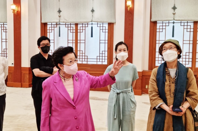 청와대 관리·활용 자문단 이배용(왼쪽) 위원장이 청와대 본관을 살피며 이야기하고 있다. 대통령실 관리비서관실 제공