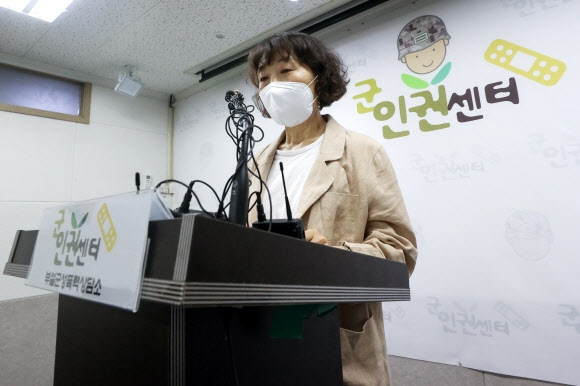 김숙경 군인권센터 부설 군성폭력상담소 소장이 2일 서울 마포구 군인권센터에서 공군 제15특수임무비행단의 여군 하사 성폭력 사건에 대해 발표하고 있다. 연합뉴스