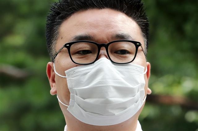 윤석열 대통령의 부인 김건희 여사와의 통화 내용을 방송사에 넘긴 뒤 국민의힘으로부터 고발된 이명수 ‘서울의소리’ 기자가 4일 오전 서울 마포구 서울경찰청 반부패·공공범죄수사대 앞에서 피고발인 조사를 앞두고 입장을 밝히고 있다. 2022.08.04 뉴스1