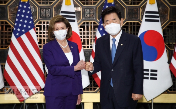 낸시 펠로시 미국 연방하원의장이 4일 서울 여의도 국회에서 김진표 국회의장과 만나 기념촬영을 하고 있다. 2022. 8. 4 김명국 기자
