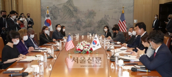낸시 펠로시 미국 연방하원의장이 4일 서울 여의도 국회에서 김진표 국회의장과 회담을 하고 있다. 2022. 8. 4 김명국 기자