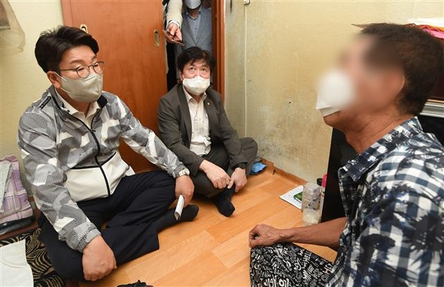 권성동 국민의힘 원내대표가 4일 오전 서울 영등포 쪽방촌을 방문해 쪽방촌 거주자와 대화하고 있다. 2022.8.4 뉴스1