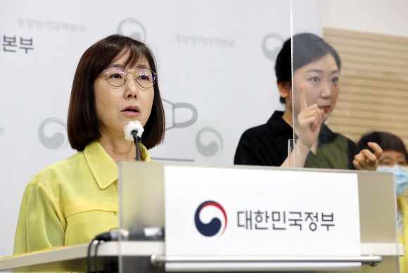 백경란 질병관리청장이 27일 충북 오송 질병관리청 브리핑실에서 코로나19 재유행에 따른 부처별 대응 방안을 발표하고 있다. 2022.7.27 연합뉴스