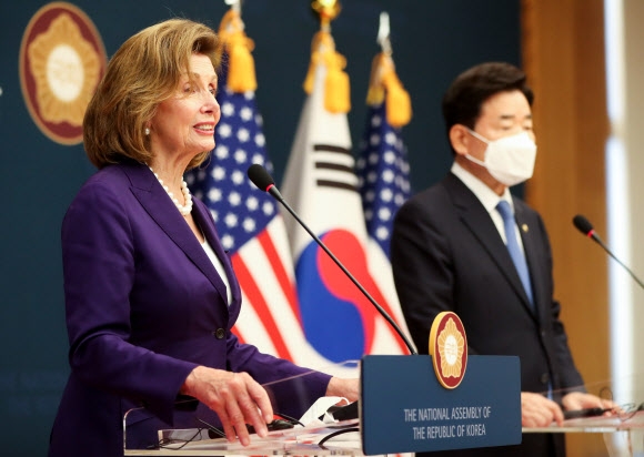 김진표 국회의장과 낸시 펠로시 미국 하원의장이 4일 서울 여의도 국회에서 기자회견을 갖고 회담 결과를 발표하고 있다. 뉴시스