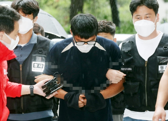 아내를 살해하고 장모도 흉기로 찔러 다치게 한 A(42)씨가 9일 오후 구속 전 피의자 심문(영장실질심사)을 받기 위해 인천시 미추홀구 인천지방법원으로 들어서고 있다. 2022.8.9. 연합뉴스