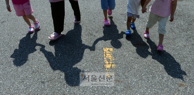 도담이반 아이들이 보육사의 손을 잡고 걷고 있다. 정연호 기자