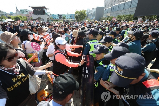 2018년 9월 8일 인천시 동구에서 열린 제1회 인천퀴어문화축제 현장에서 경찰이 축제 개최를 반대하는 사람들을 막고 있다.  연합뉴스 2018.9.8