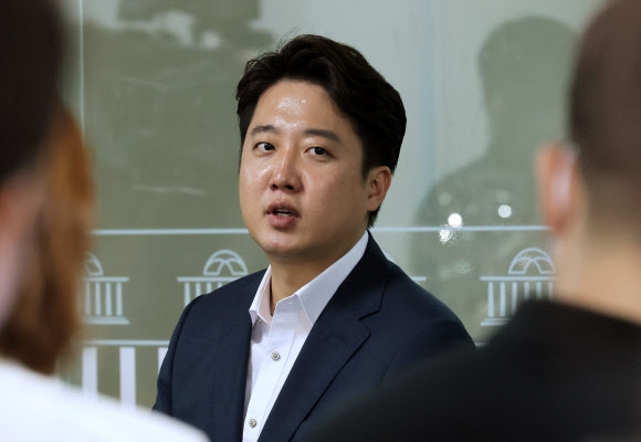 이준석 국민의힘 대표가 13일 오후 국회 소통관에서 기자회견을 열고 당 비상대책위원회 체제 전환에 대한 가처분 신청 등과 관련해 직접 입장을 밝힌 뒤 질의응답 시간을 갖고 있다. 2022.08.13 연합뉴스
