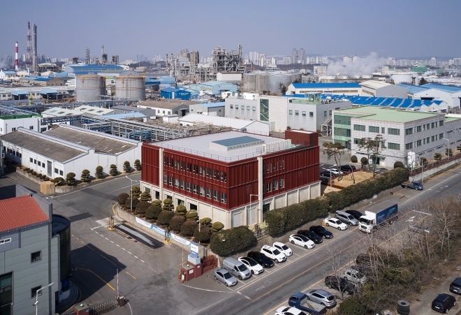 하늘에서 본 울산 KPX케미칼 전경. 붉은 톤의 금속재질이 갖는 선적 요소들이 복잡한 산업시설의 배경과 조화를 이룬다. 숨비건축사사무소(김용관 작가) 제공