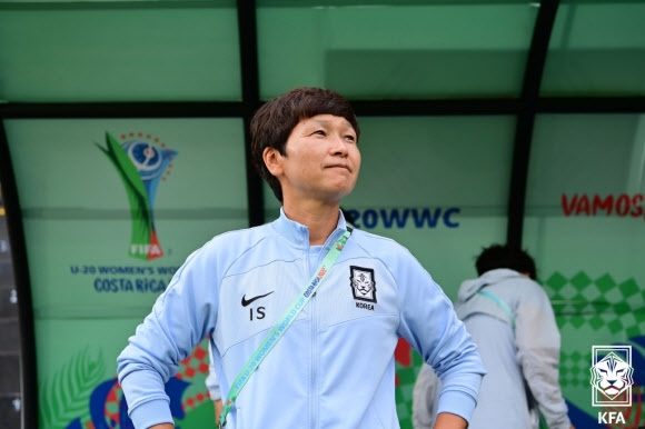 15일(한국시간) 코스타리카 알라후엘라의 알레한드로 모레라 소토 경기장에서 열린 2022 국제축구연맹(FIFA) 20세 이하(U-20) 여자 월드컵 조별리그 2차전에서 황인선 감독이 경기를 보며 작전 구상을 하고 있다. 대한축구협회 제공