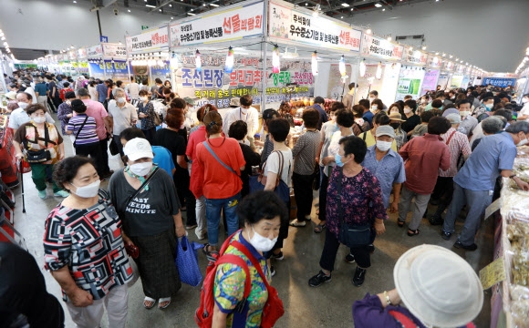 정부가 내년 예산을 올해(추가경정예산 포함)보다 줄이기로 했다. 윤석열 대통령은 긴축 재정으로 확보된 여력을 사회적 약자 지원에 더 쓰겠다고 15일 밝혔다. 사진은 같은날 대구 엑스코에서 열린 ‘추석맞이 선물박람회’에 몰린 인파. 연합뉴스