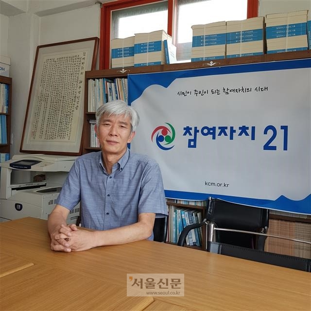 지난 9일 만난 기우식 참여자치21 사무처장은 “정치에 대한 건강한 비판의 목소리 역시 시민들의 삶과 구체적으로 연결돼서 나와야 비로소 큰 힘이 될 것”이라며 광주 지역 정치의 변화와 혁신에 대한 의지를 밝혔다.