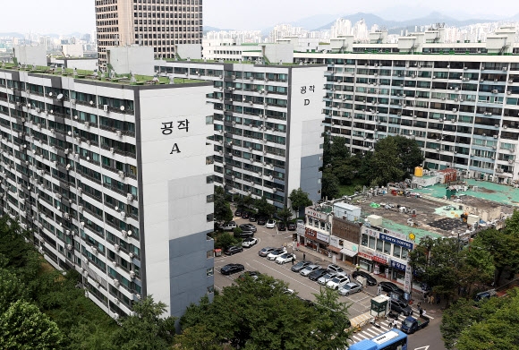 도시 및 환경정비법에 따라 진행되는 재건축 정비사업 가운데 지난 17일 정비구역에 지정되면서 서울 여의도 노후 아파트 단지 가운데 가장 먼저 재건축되는 공작아파트의 모습. 연합뉴스
