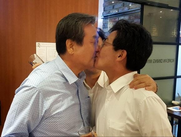 2017년 10월 김무성(왼쪽) 당시 바른정당 의원과 유승민 의원이 만찬에서 화합과 결속을 의미하는 입맞춤을 하고 있다. 서울신문 DB