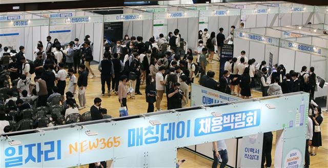 미국은 올 들어 성장률이 계속 마이너스인데 실업률은 사상 최저다. 전통적인 이론으로는 생산과 고용을 설명하기도, 대처하기도 힘든 현실을 여실히 말해 준다. 우리나라도 마찬가지다. 사진은 지난 10일 대전 한밭체육관에서 열린 직업계고 학생 채용 박람회. 뉴스1