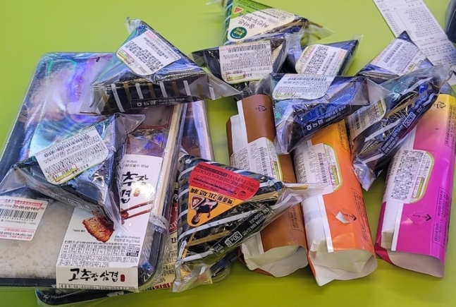 한 편의점 점주가 한 달 순수익을 공개하는 글을 올려 눈길을 끌었다. 온라인커뮤니티 캡처
